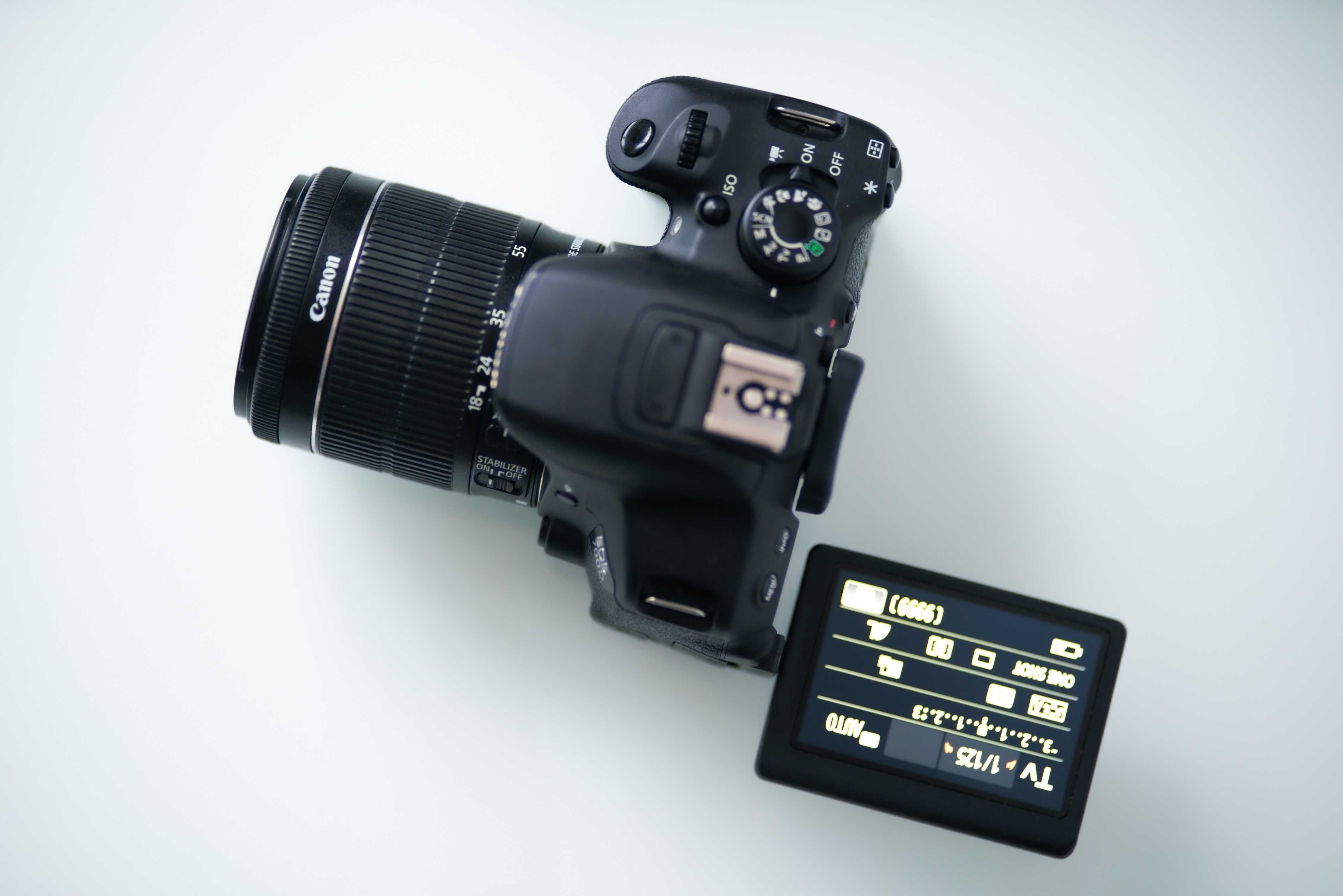 Kit CANON 700D + obiectiv 18-55mm cu stabilizare, 26 mii cadre