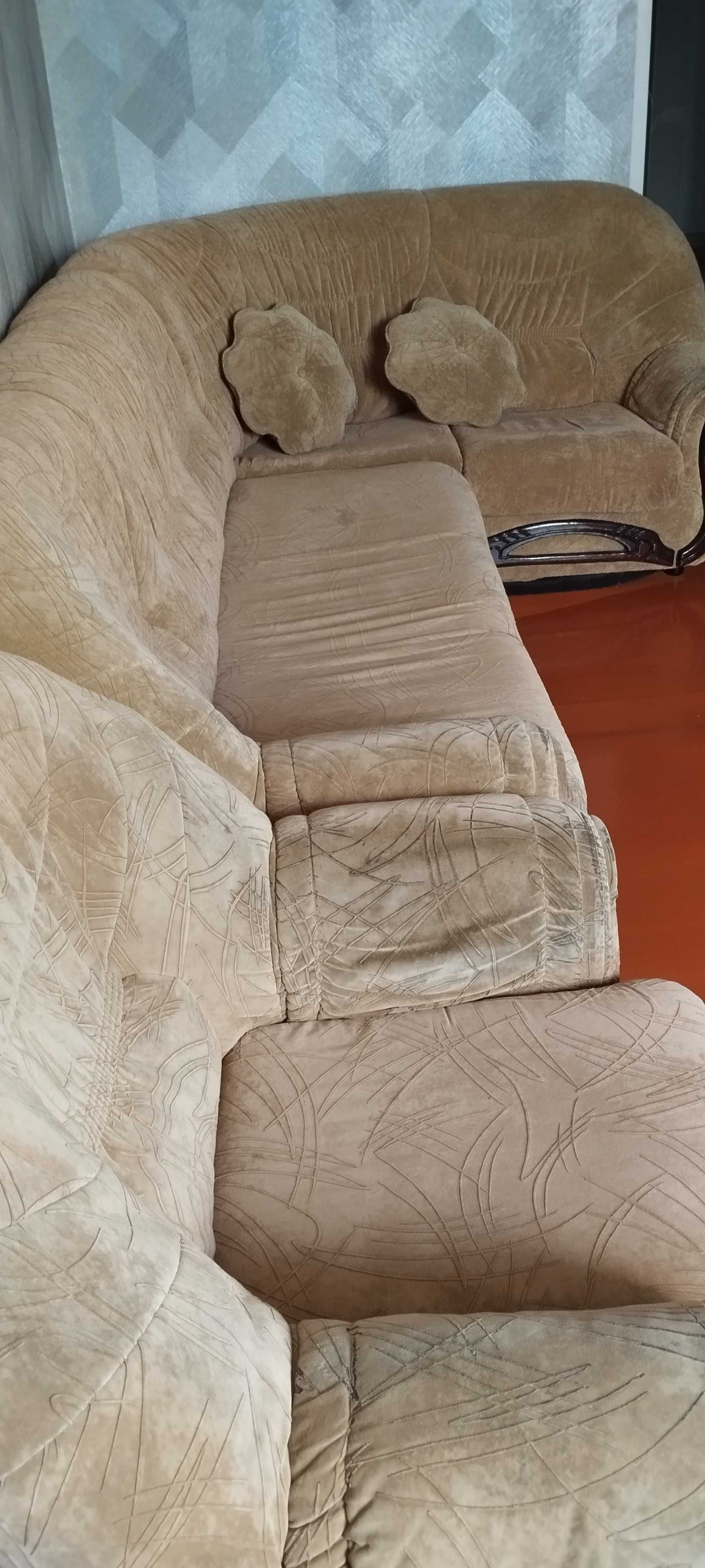 Продам угловой диван с креслом.