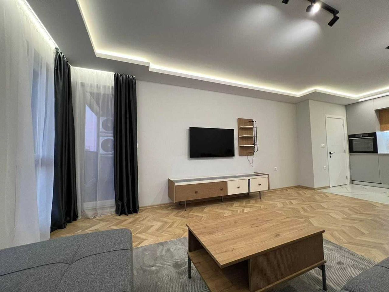 Дава се под наем Двустаен апартамент в Пловдив, Остромила - 72 кв.м за 500 € - Снимка #2