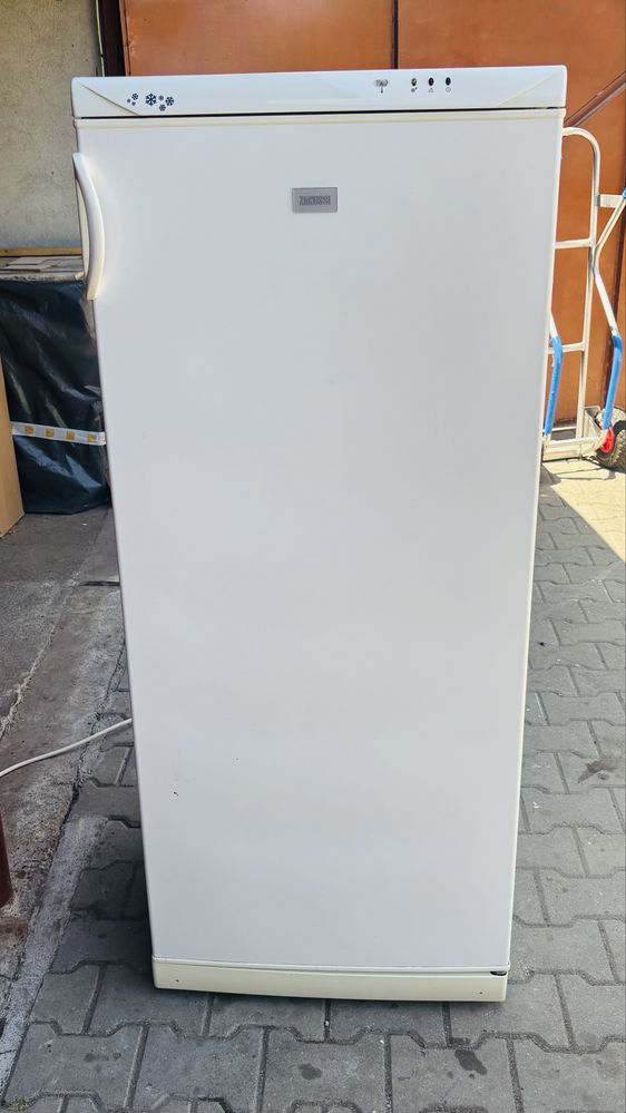 Congelator vertical Zanussi ZFU 325WO, 205L, 7 compartimente