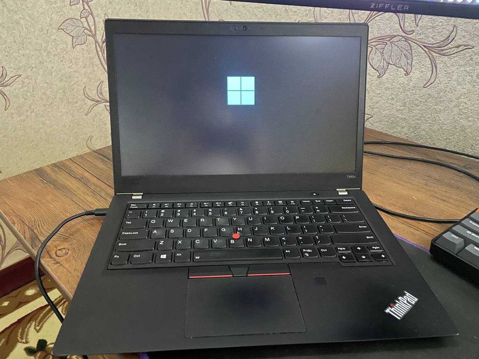 Lenovo ThinkPad T480s — надёжный и лёгкий ноутбук для работы и учёбы.