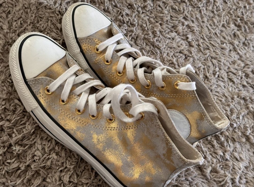 Vand tenesi Converse noi