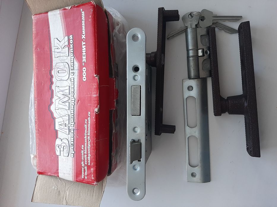 Замок врезной цилиндровый с защелкой