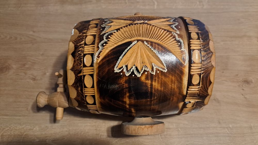 Butoiaș de lemn sculptat manual