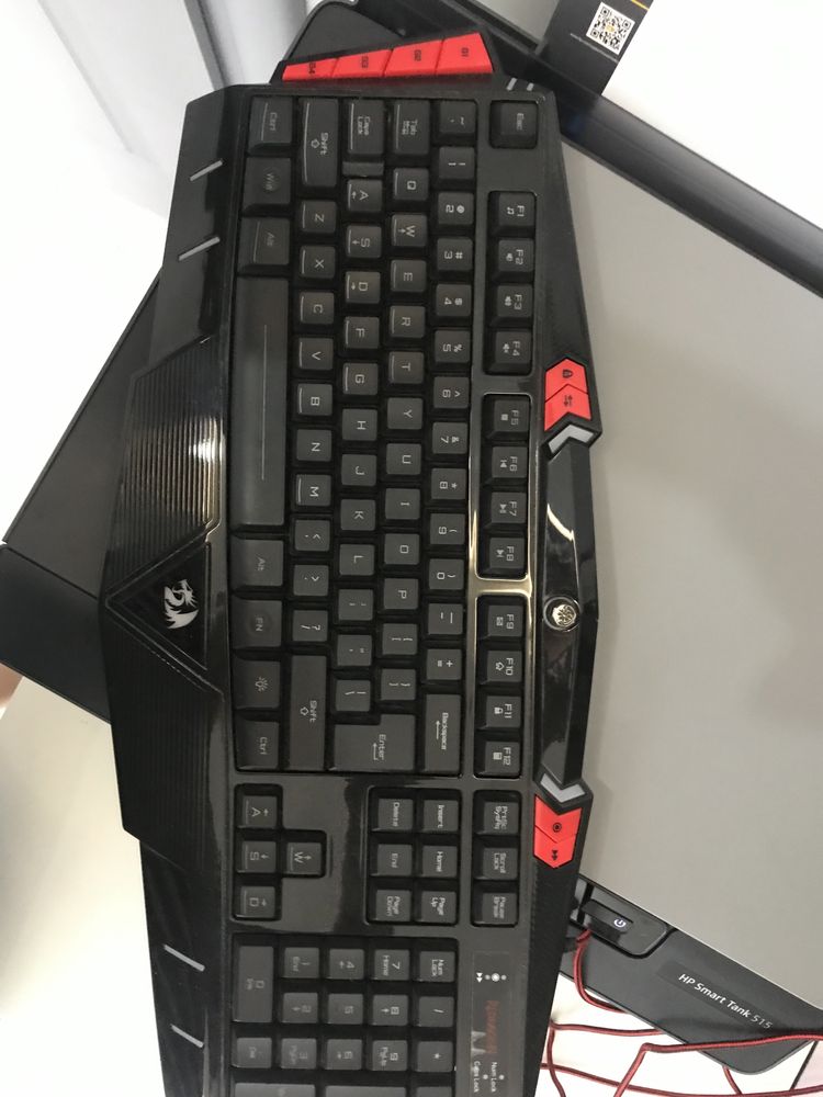 Vând tastatura rgb red dragon.