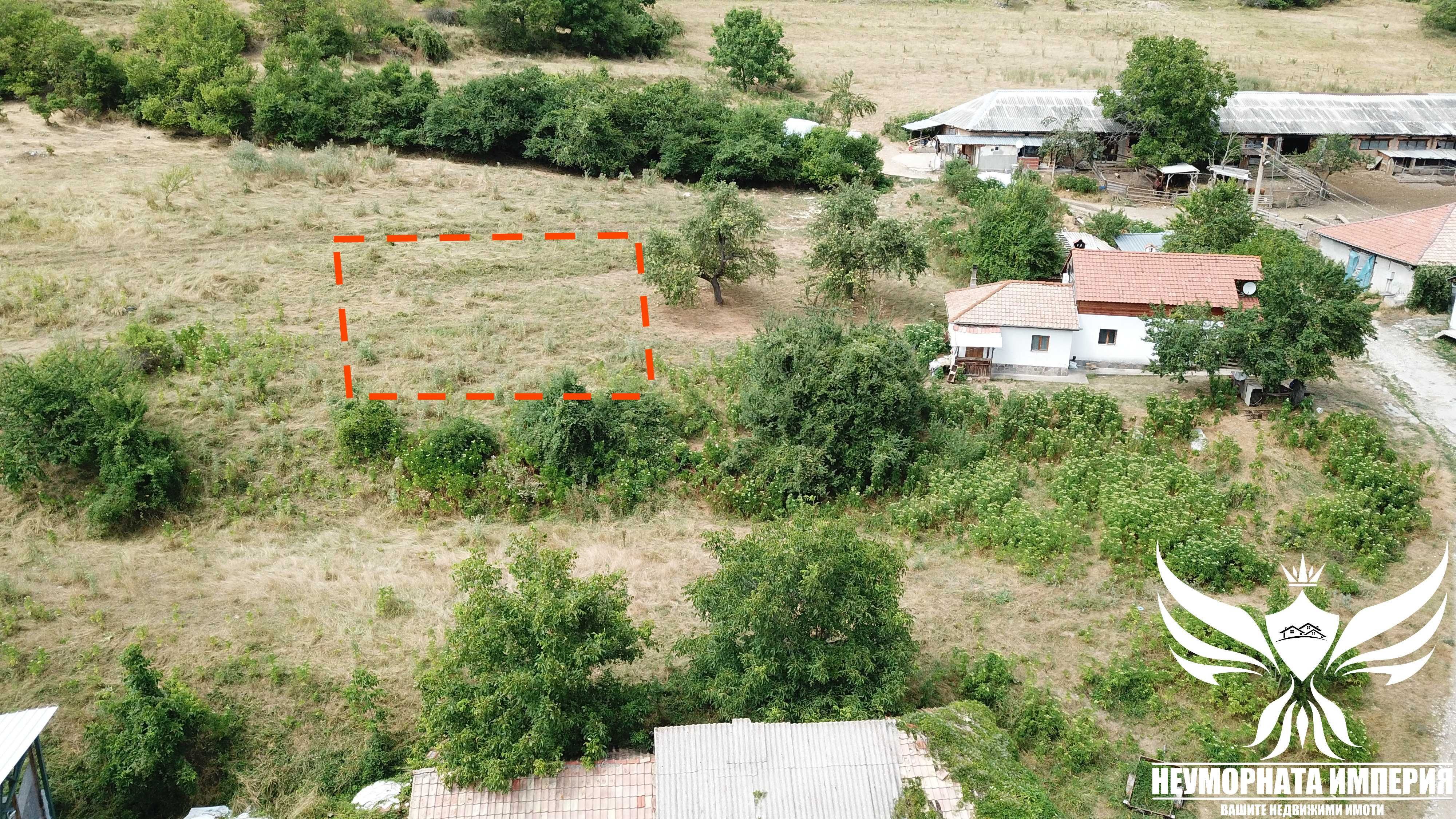 Продавам земя 525кв.м.с хубава гледка до път в село Орехово обл.Смолян
