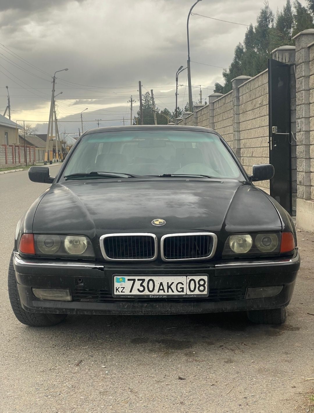 БМВ 730 автомобиль