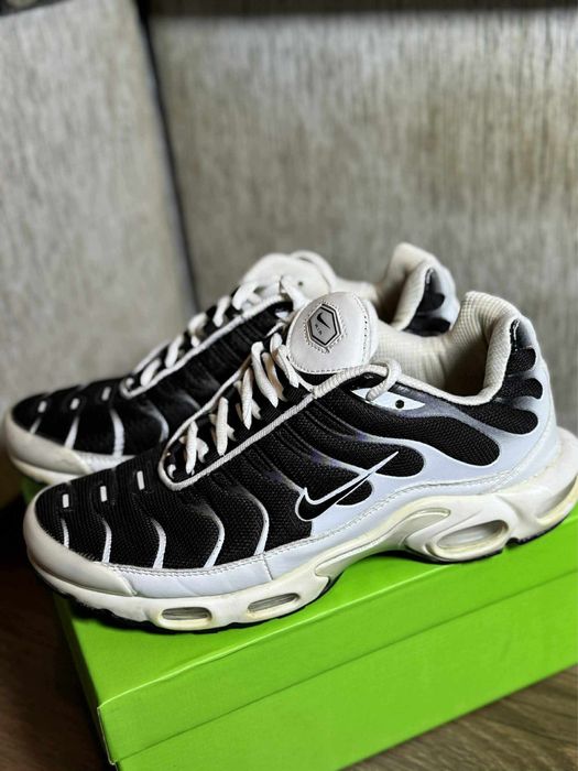 Nike Air Max Plus White Black Metallic