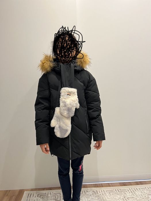 Зимняя куртка для девочек на рост 134 в отличном состоянии