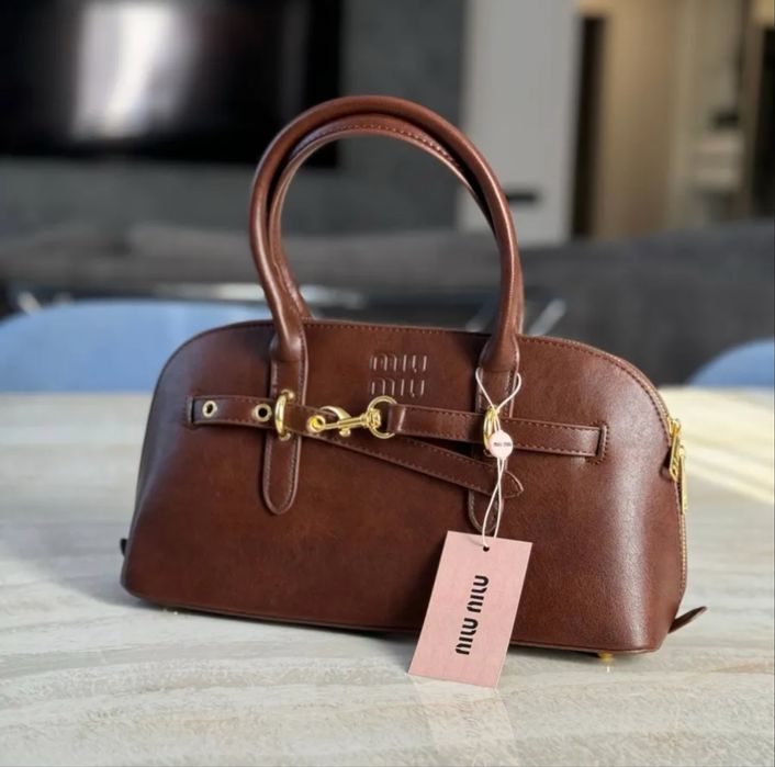Сумка от Miu Miu.