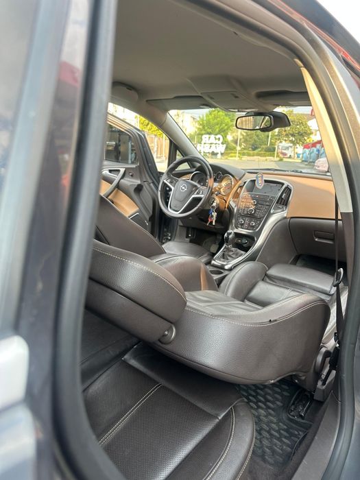 Opel Astra J 2011