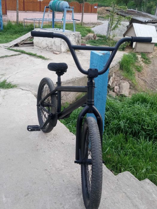Vând BMX negru mat smoke