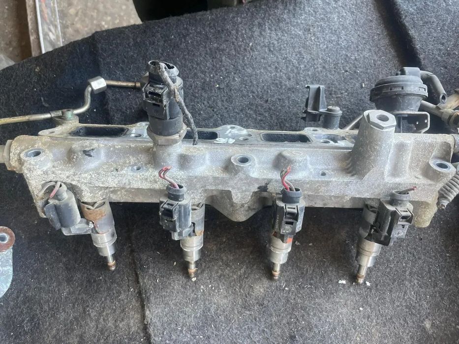 Rampa injectoare + injectoare Vw Golf 5 Caddy Jetta Touran etc 1.6 benzina FSI