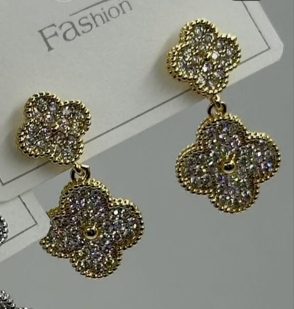 Продам серьги бижутерия