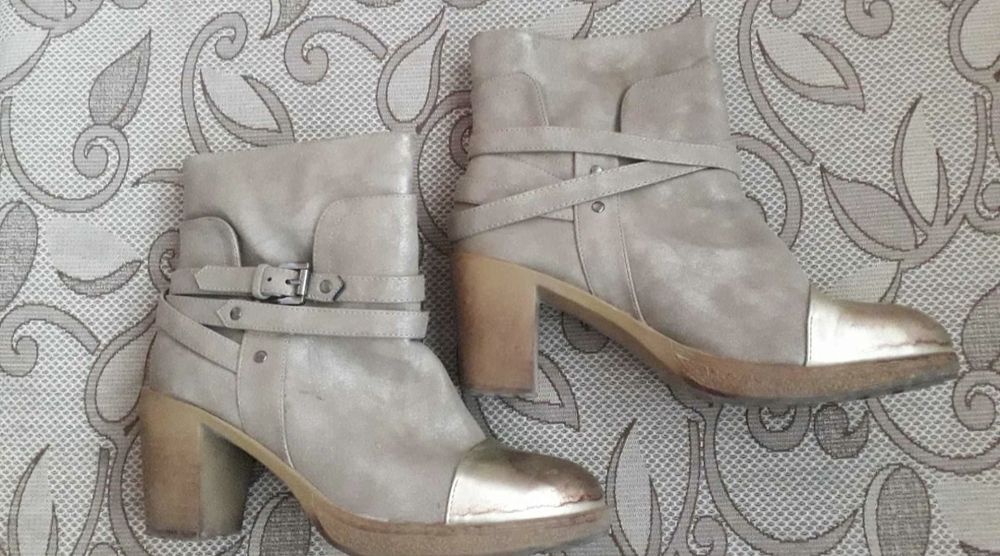 Дамски бежови боти