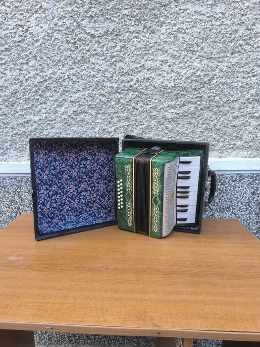 Акордеони 2 бр.спешно, ненужни, ниска цена
