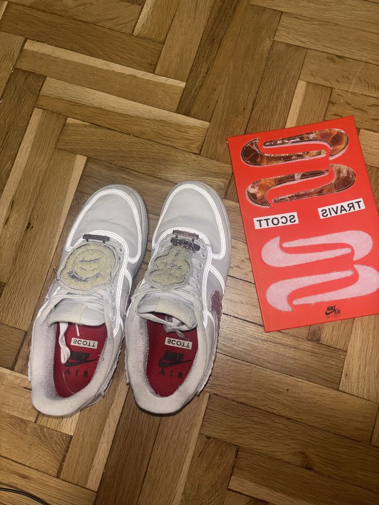 Продавам travis scot air force 1