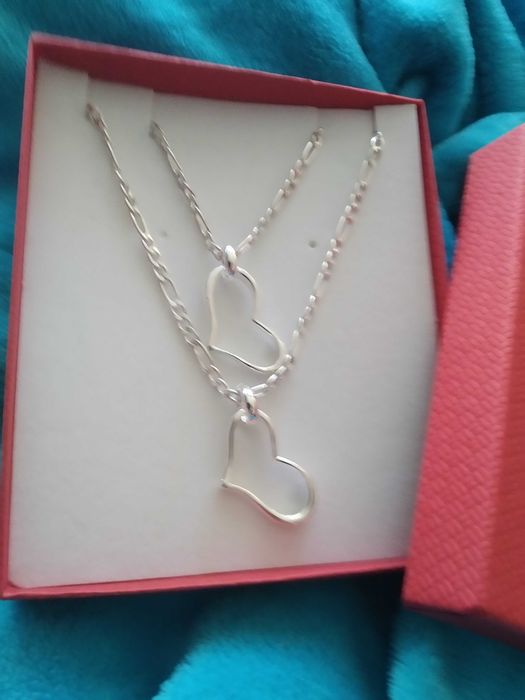 НОВ,дамски сребърен комплект- ланец и гривна.
В подаръчна кутия.