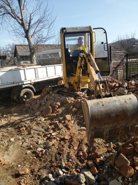 Executam săpături. Miniexcavator și  Buldoexcavator