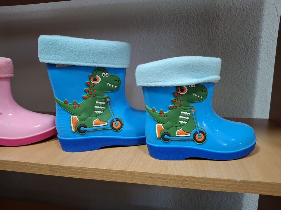 Продавам чисто нови детски ботуши и чорапи НА ПРОМОЦИЯ!!!