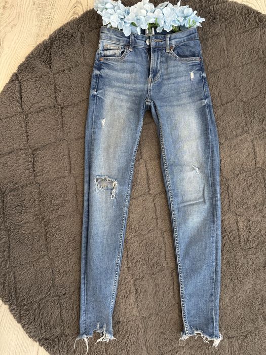 Накъсани дънки от Bershka