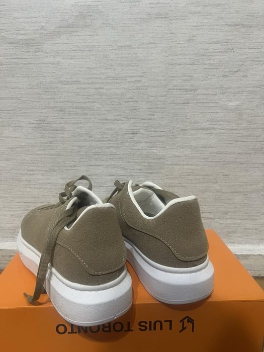 Маратонки в бежов цвят, нови