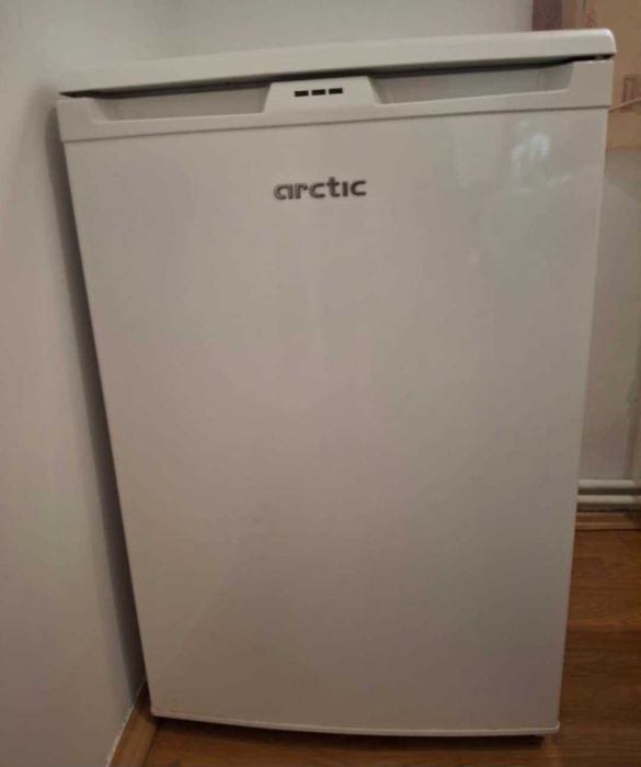 Vand congelator Arctic cu 3 sertare in stare foarte buna.