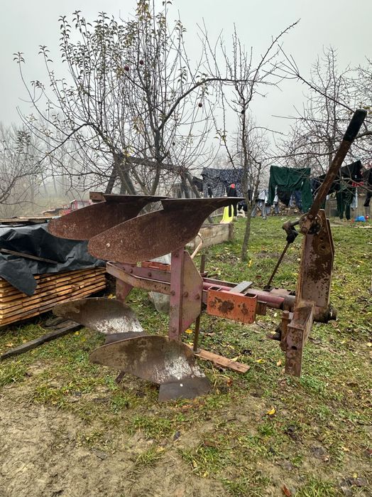 Vând plug reversibil