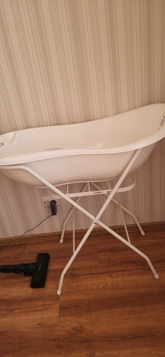 Детская ванночка для купания с подставкой