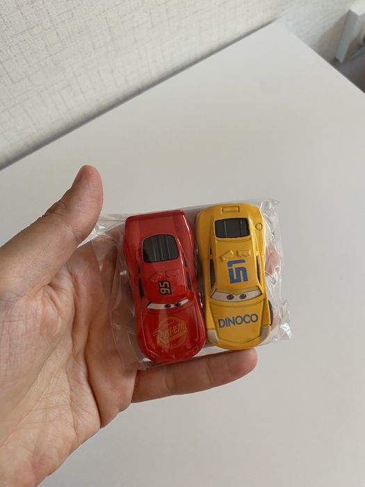 Автовоз с два катапулта, дълга писта и две коли, Cars, Колите, Макуин