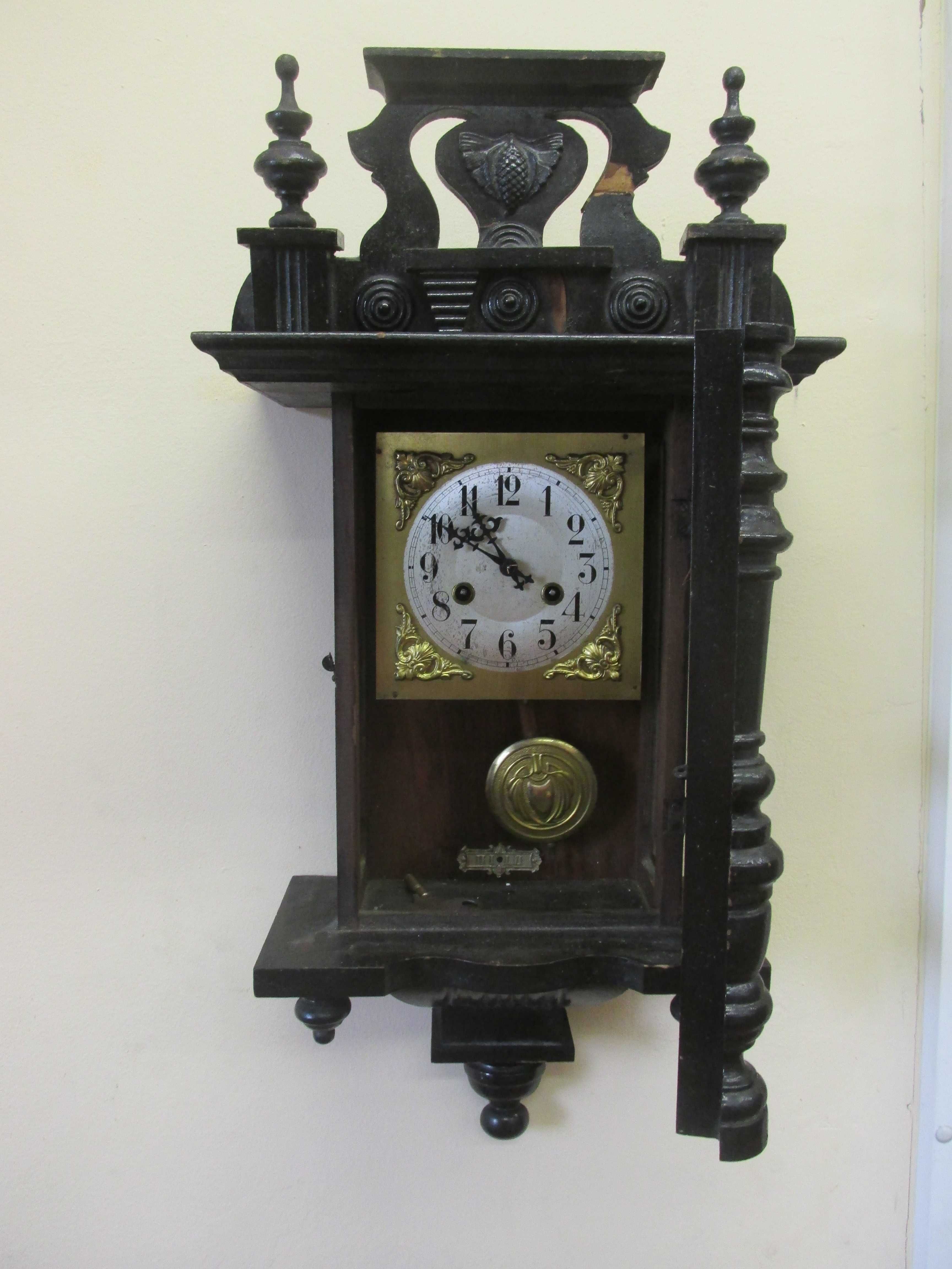 Старинен стенен часовник