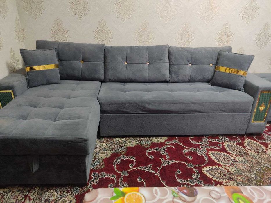 Диван угловой, раскладной в комплекте с сундуком для белья.