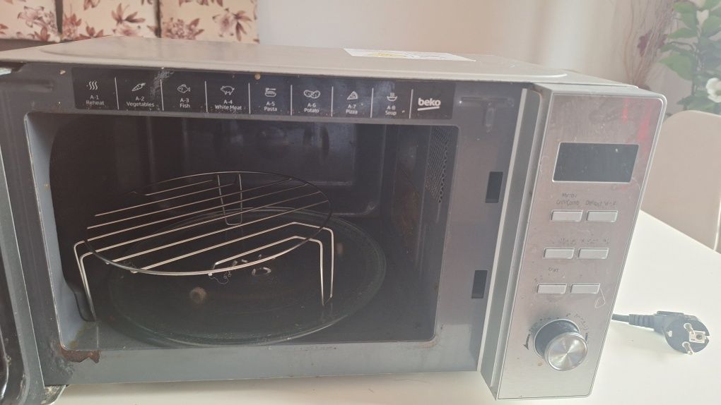 Vând cuptor microunde Beko