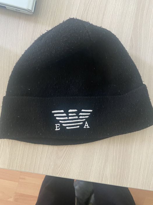 Черная шапка осенная