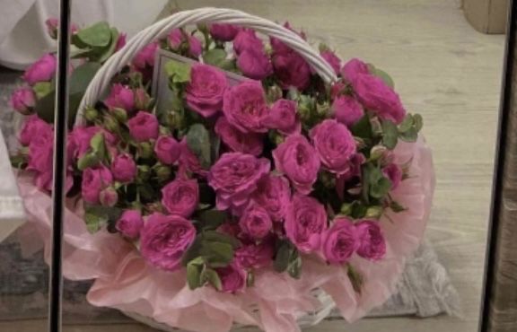 Композиция в корзине кустовая роза