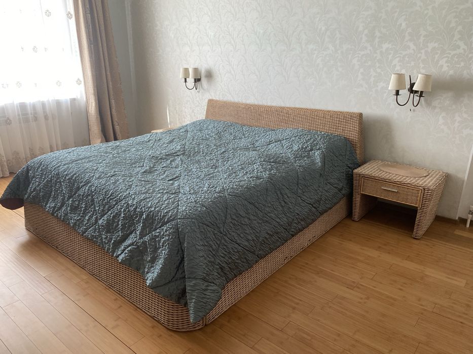 Продам Ротанговую кровать с тумбочками