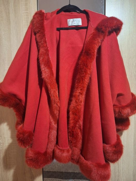 FURNATIC Червено пончо/ перелина с пух