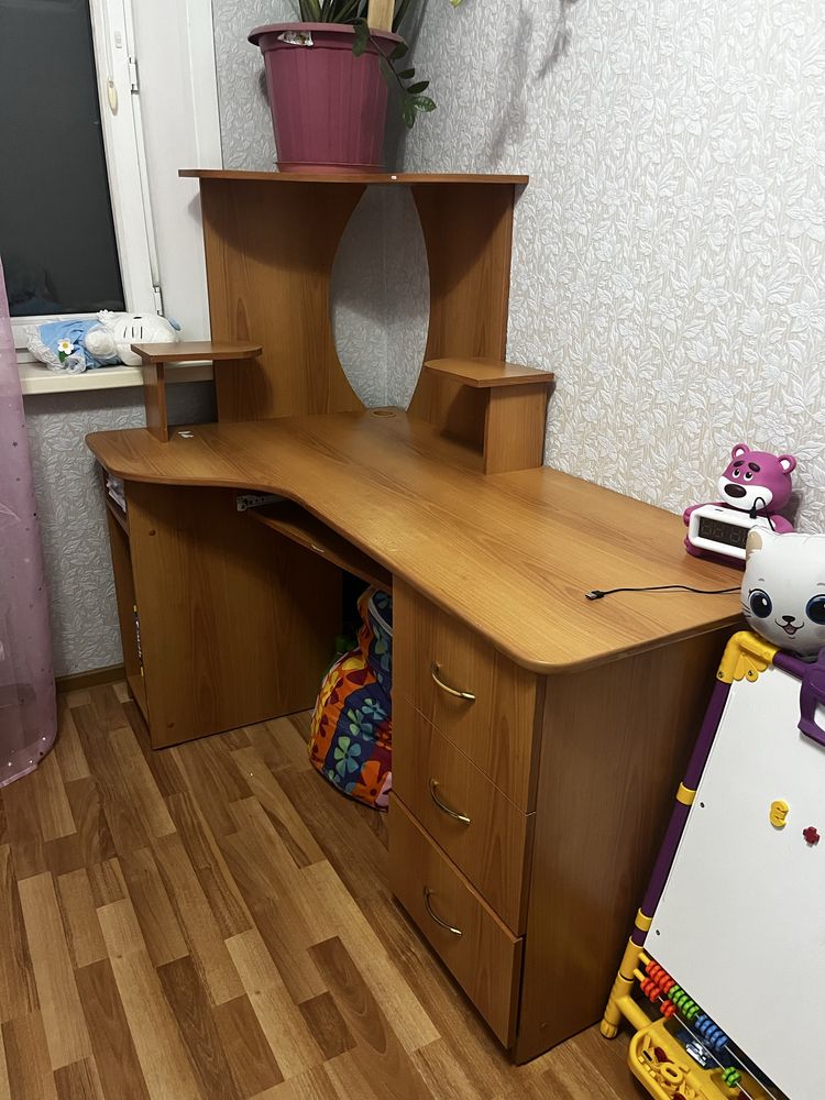 Компьютерный стол в хорошем состоянии