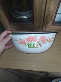Глубокая эмалированная миска с розовыми цветами