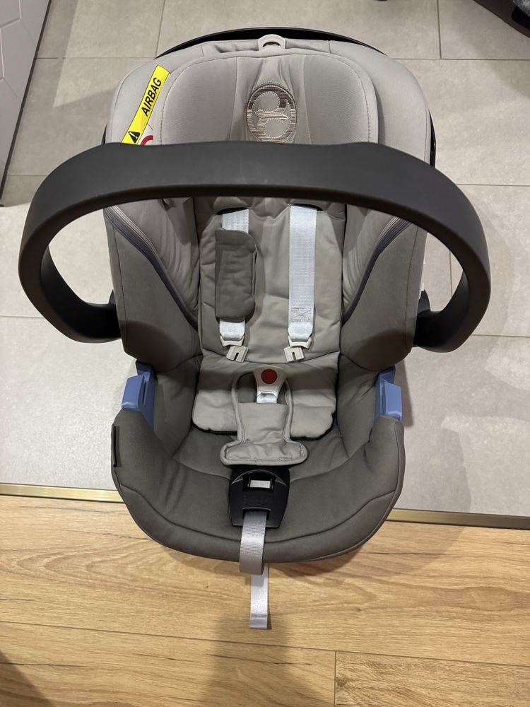 Vand scoica auto pentru copii Cybex Aton 5 + adaptori + carte