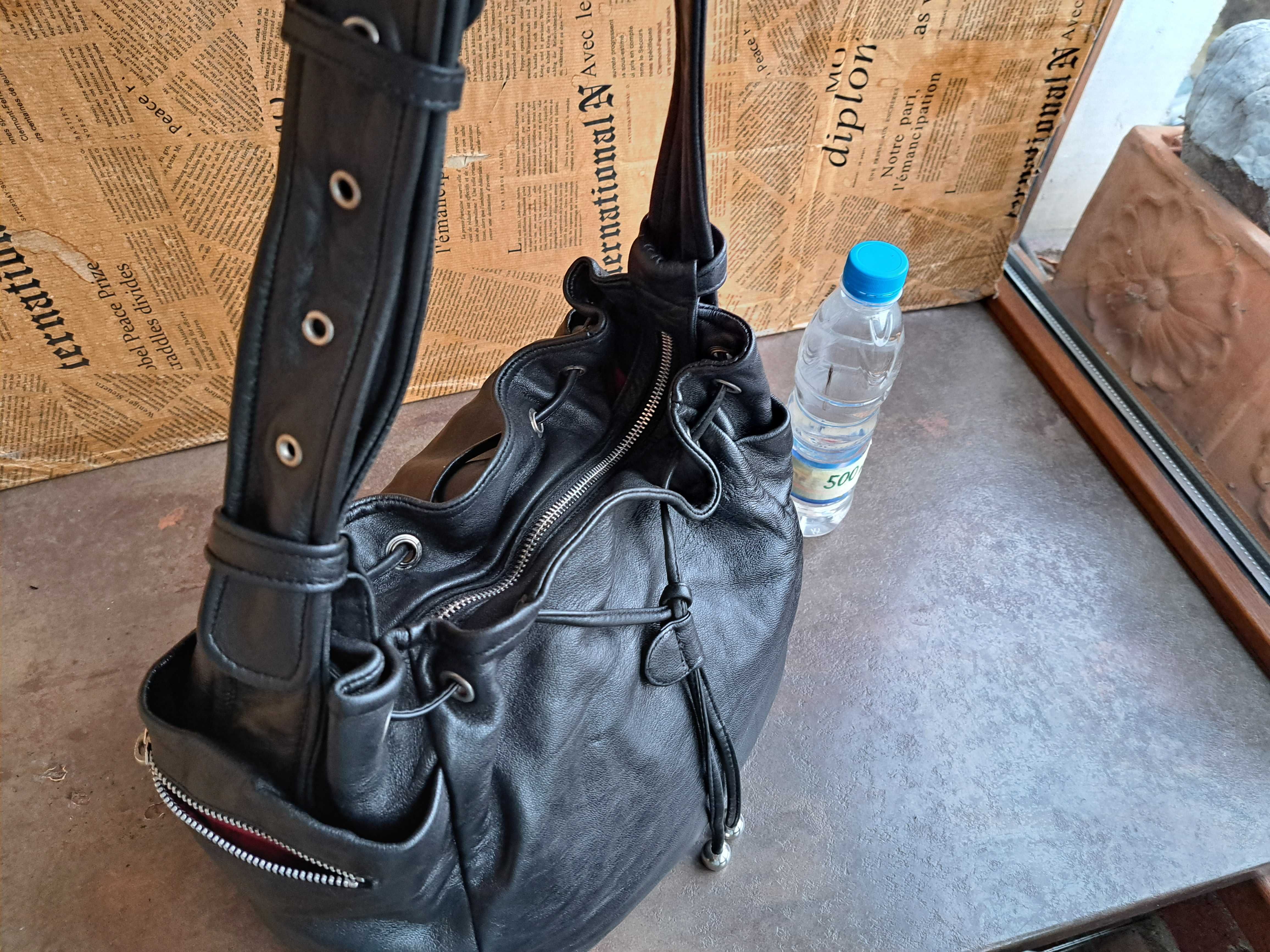 мека черна чанта с висулки-естествена кожа