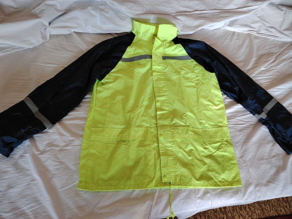 Светлоотразително водоустоичиво яке