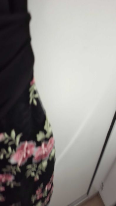 Елегантна черна рокля с цветна бродерия – LIPSY London