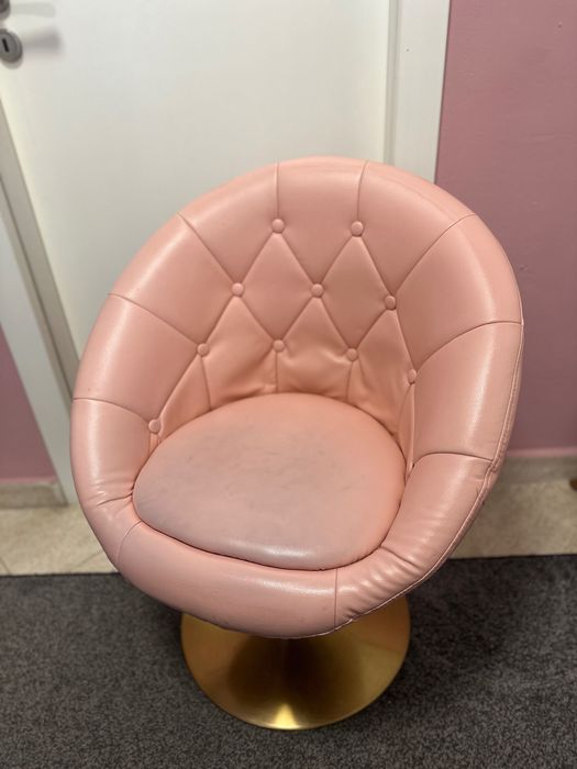 Продавам кожен стол