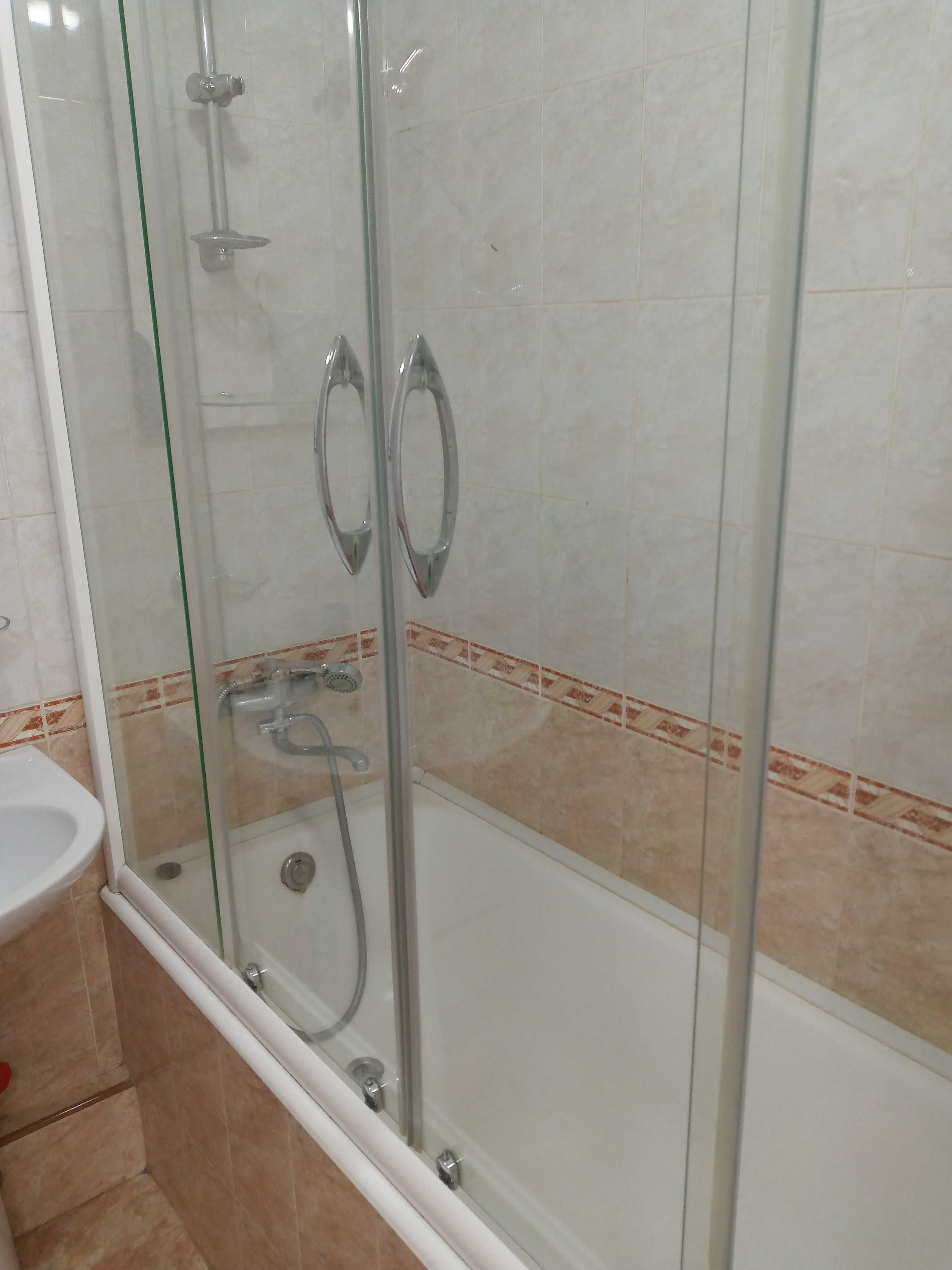 Готовая стеклянная перегородка 168х160см для ванны, двери роликовые