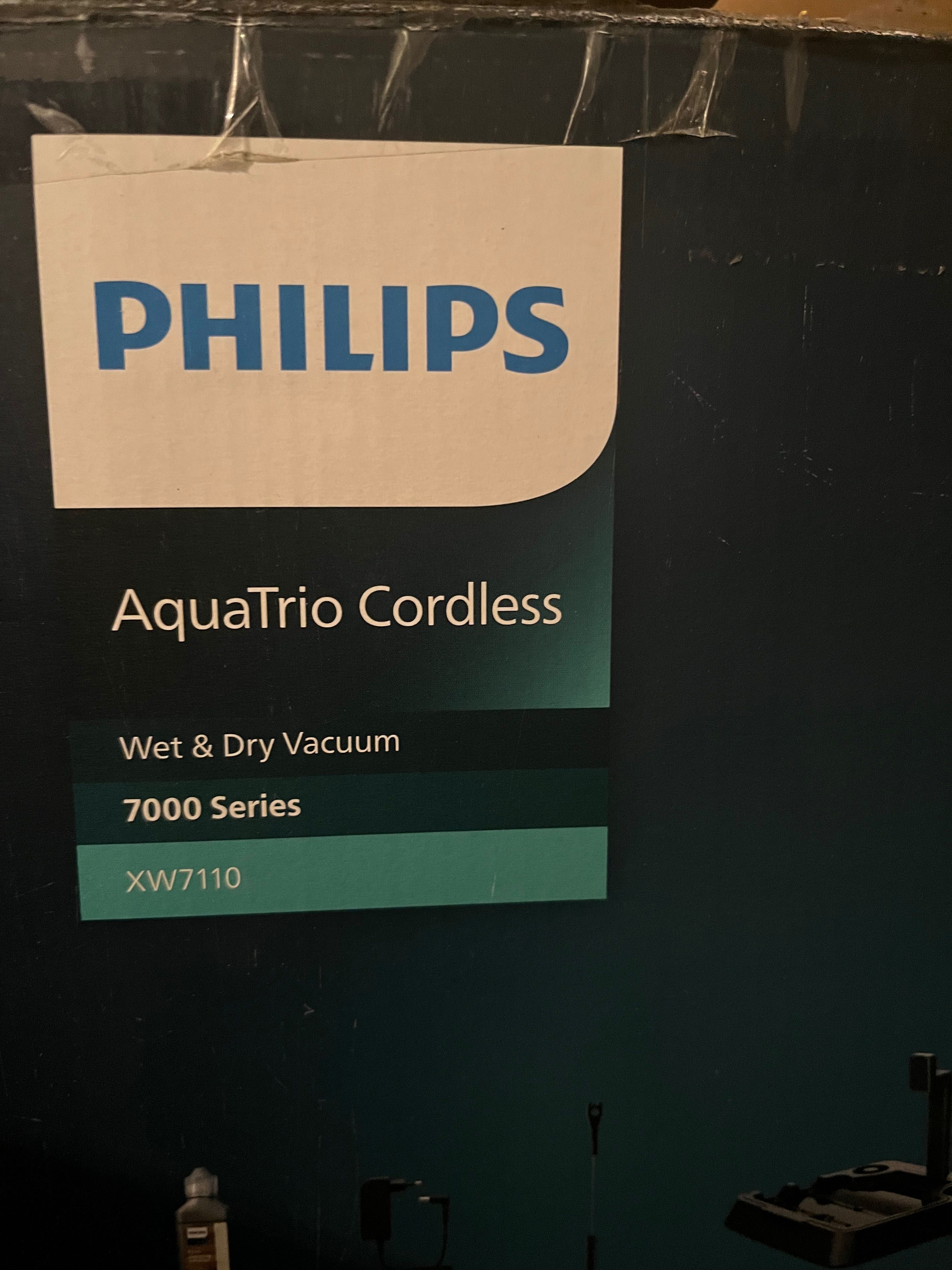 Вертикална прахосмукачка Philips AQUATRIO CORDLESS CHARCO XW7110/01