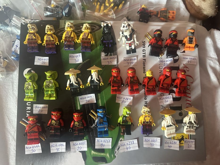 Lego omuleti disponbili peste 1000