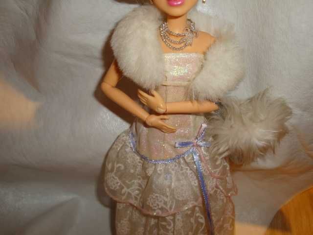 Красива кукла Лив