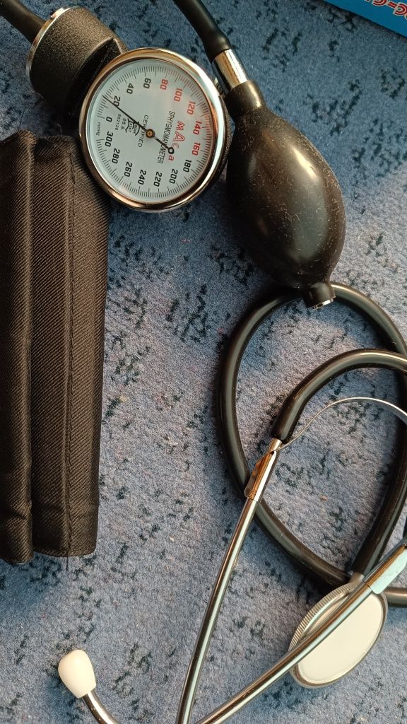 Tensiometru medical cu aneroid si stetoscop