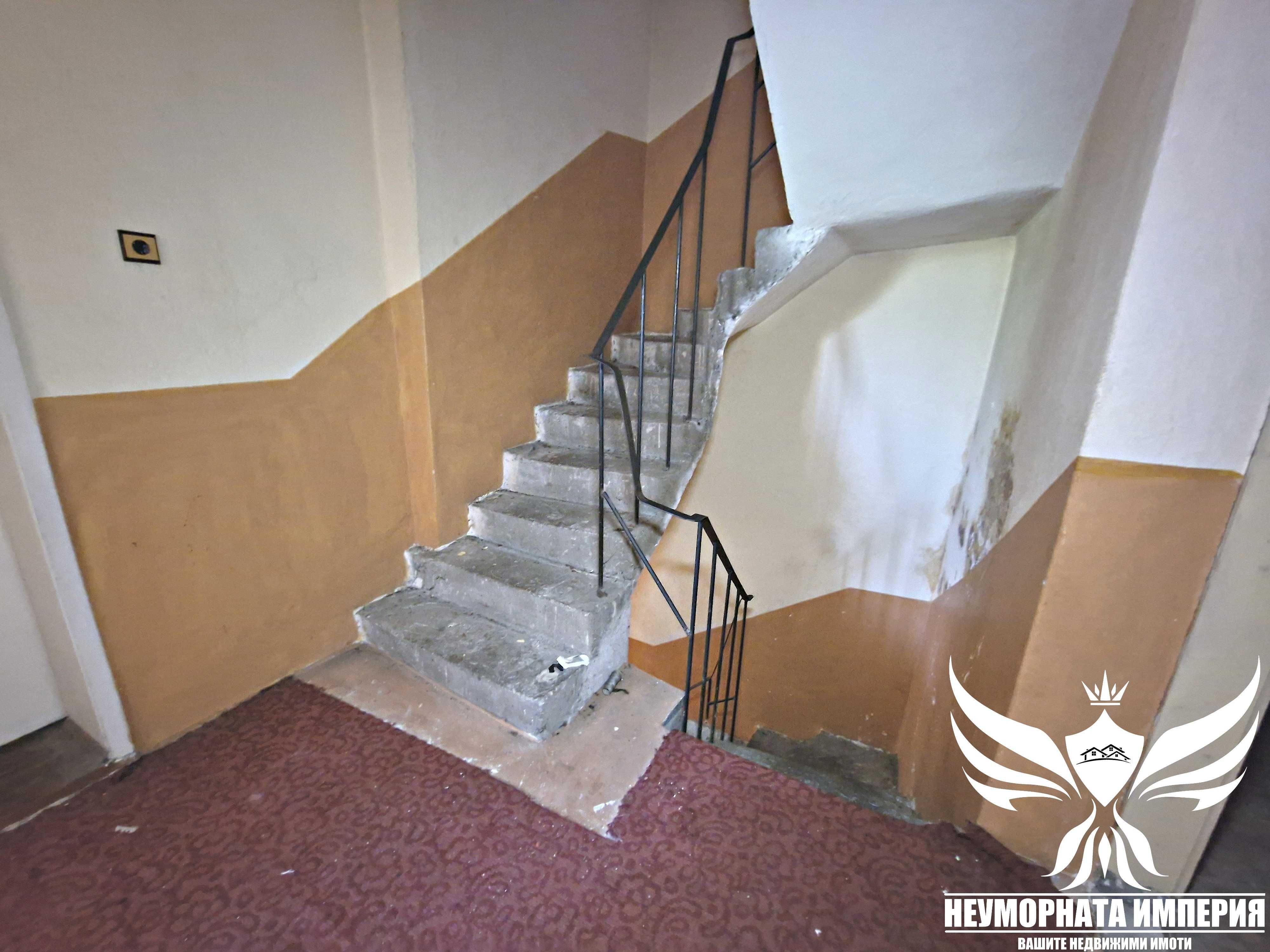 Продавам тристаен с гараж, партерни стаи и 219кв. двор в гр.Асеновград
